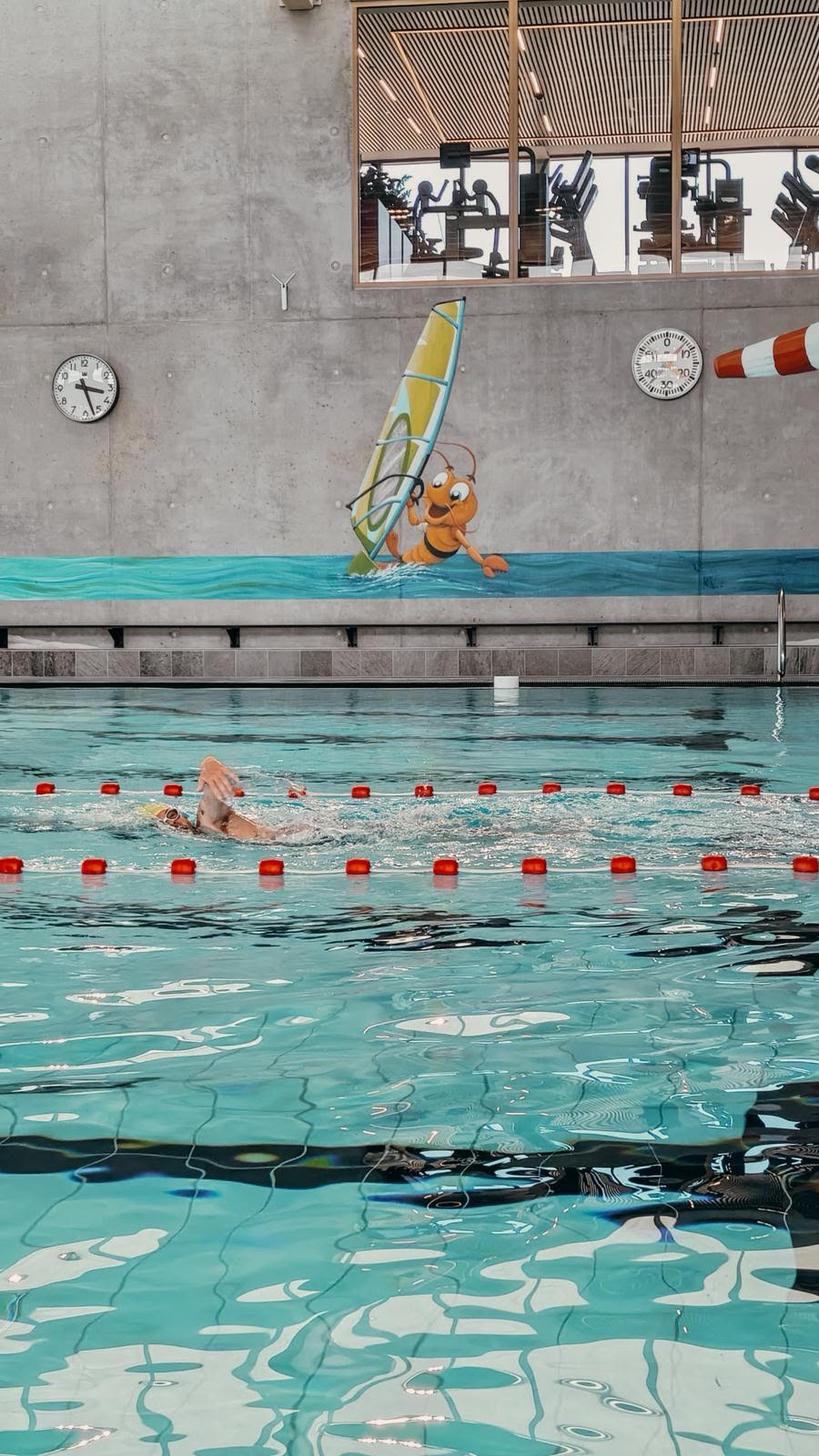 Matthieu trekt baantjes in het 50m-bad van LAGO Brugge
