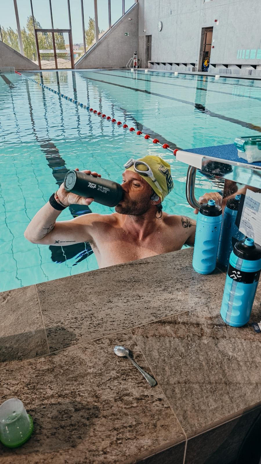 Matthieu drinkt aan de bevoorrading langs het bad